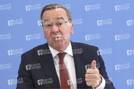 Bundespressekonferenz Neuer Wehrdienst in Berlin